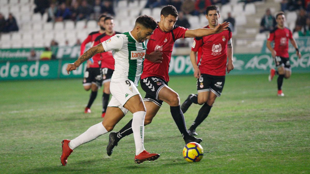 Unai intenta cortar la ofensiva del Córdoba. | FRANCISCO GONZÁLEZ