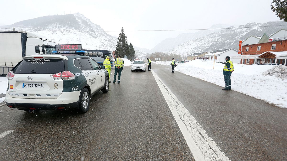 Agentes de la Guardia Civil informan sobre el estado de una carretera en la provincia de León. | ICAL