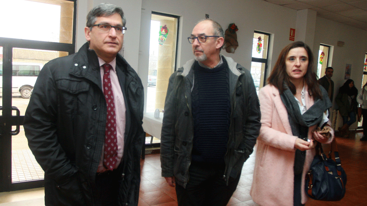 Eduardo Cabanillas, Jorge Peña e Isabel Baílez, en la visita al centro de día de Proyecto Hombre. | C. Sánchez (Ical)