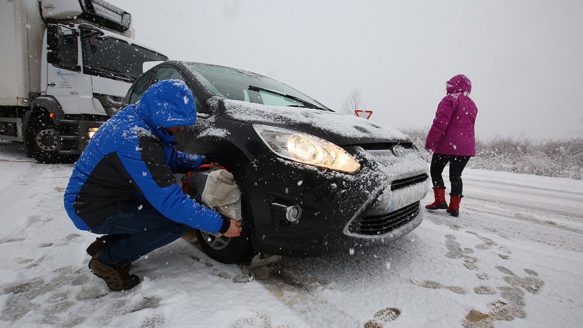 Cadenas para circular por la A-6 a la altura del puerto del Manzanal. | ICAL