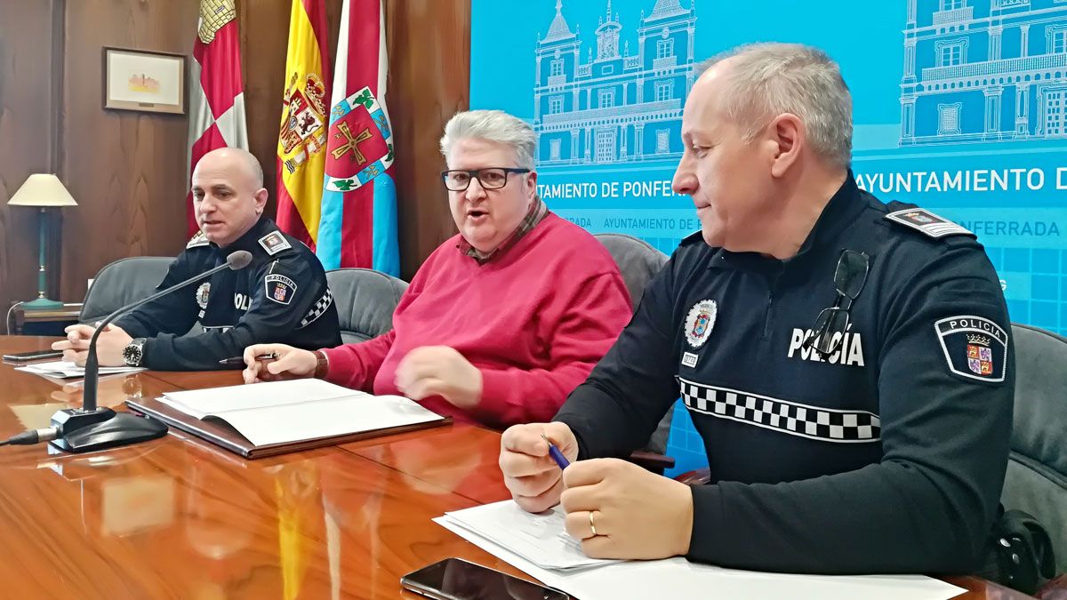 El concejal de Seguridad colindado por el intendente e inspector de la Policía Local. | M.I.