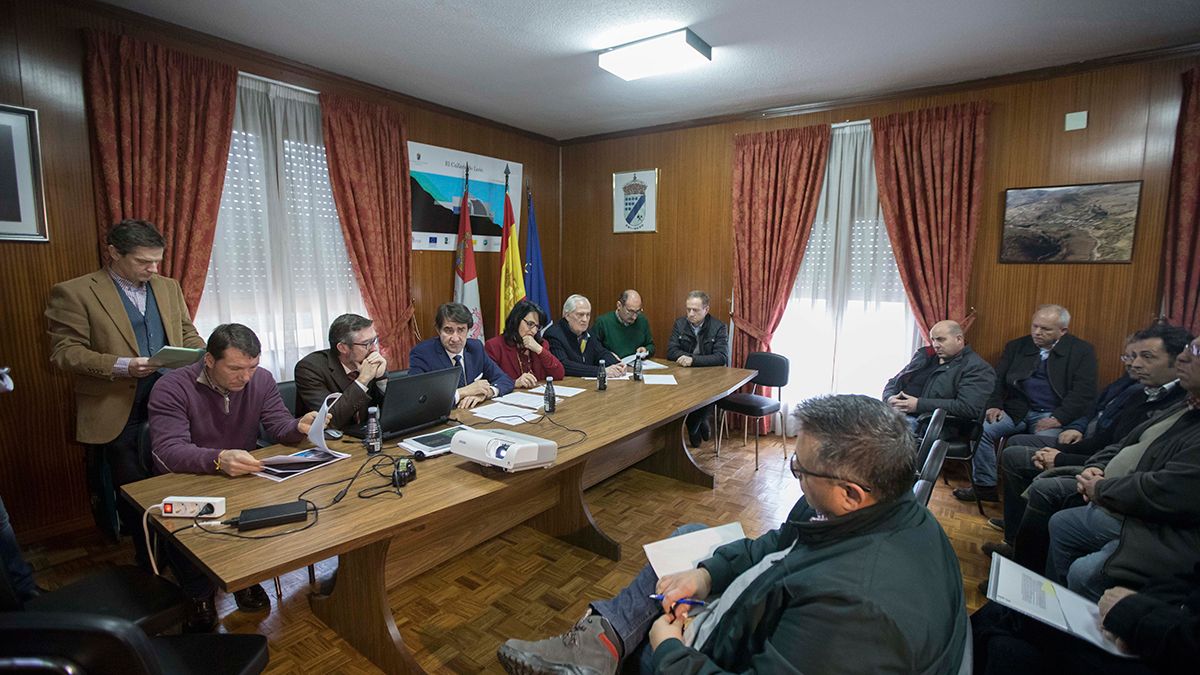 Juan Carlos Suárez-Quiñones, Teresa Mata y Guillermo García, durante la reunión con los alcaldes de la zona afectada. | L.N.C.