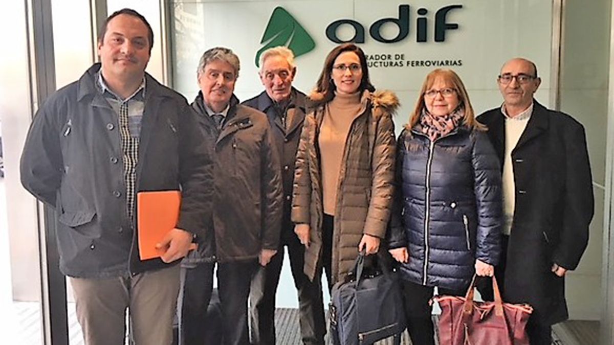 La delegación socialista, con María Aurora Flórez y Graciliano Palomo, en la sede de Adif. | L.N.C.