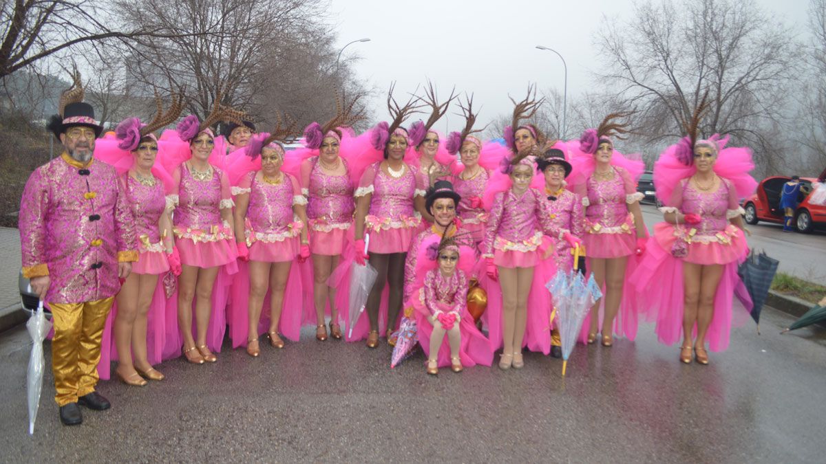 El grupo del Puente Boeza no dudó en mojarse por el Carnaval y consiguió el segundo premio. | M.I.