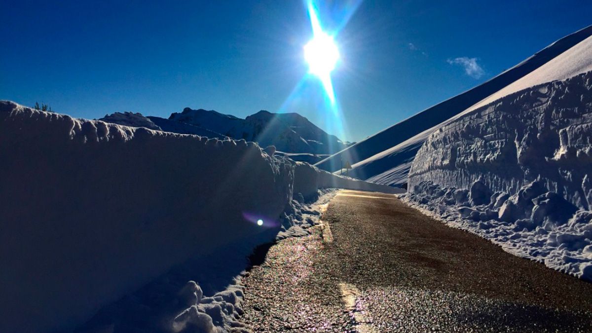 Imágenes de la maquinaria invernal trabajando en el puerto de Ventana. | @MayoJos