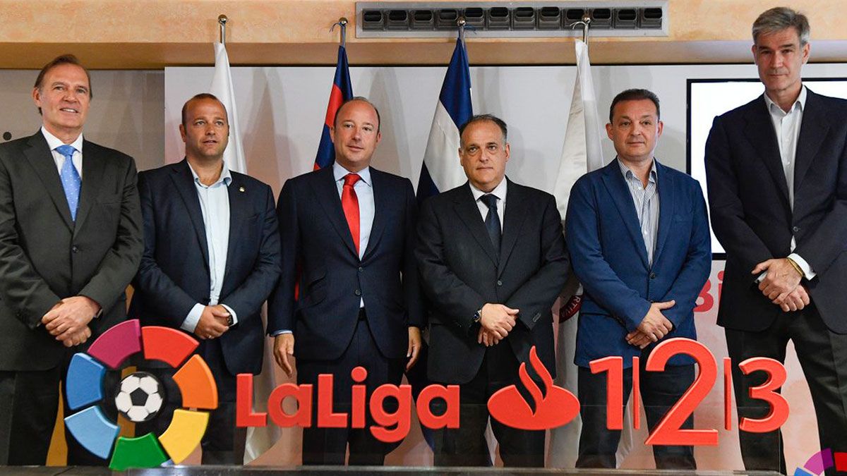 Tebas, junto a Antonio Martín y representantes de los clubes ascendidos a Segunda. | LA LIGA Tebas, junto a Antonio Martín y representantes de los clubes ascendidos a Segunda. | LA LIGA