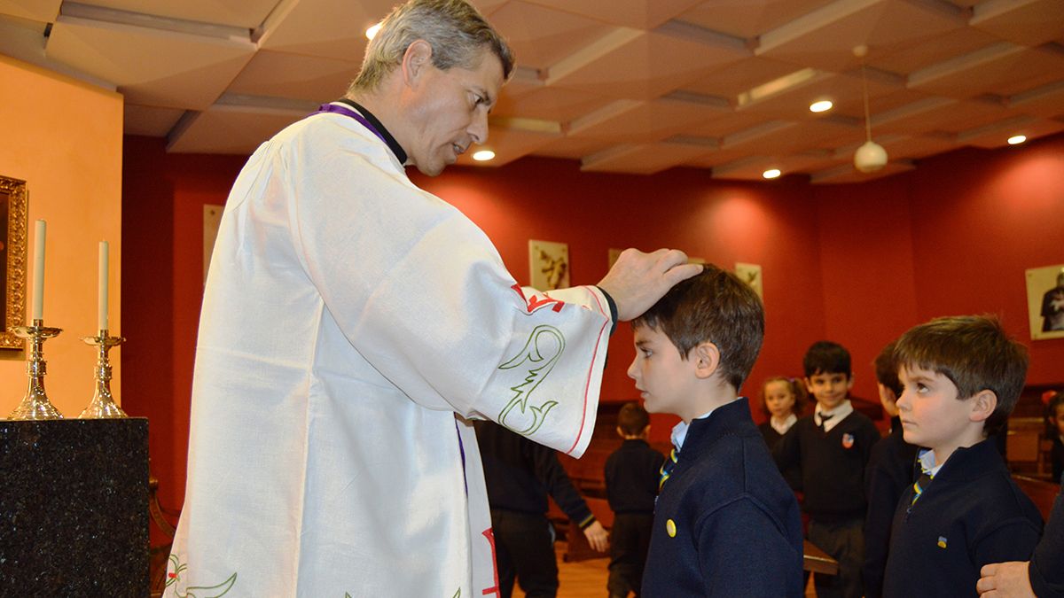 El capellán impone la ceniza a los alumnos del Peñacorada. | L.N.C.