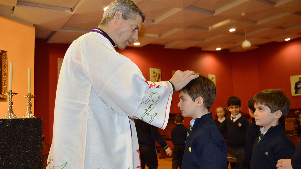El capellán impone la ceniza a los alumnos del Peñacorada. | L.N.C. El capellán impone la ceniza a los alumnos del Peñacorada. | L.N.C.
