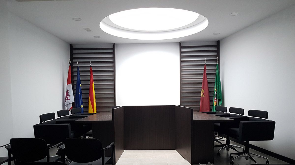 Nuevo salón de plenos del Ayuntamiento de Laguna de Negrillos ubicado en la Plaza de San Juan. | T.G. Nuevo salón de plenos del Ayuntamiento de Laguna de Negrillos ubicado en la Plaza de San Juan. | T.G.