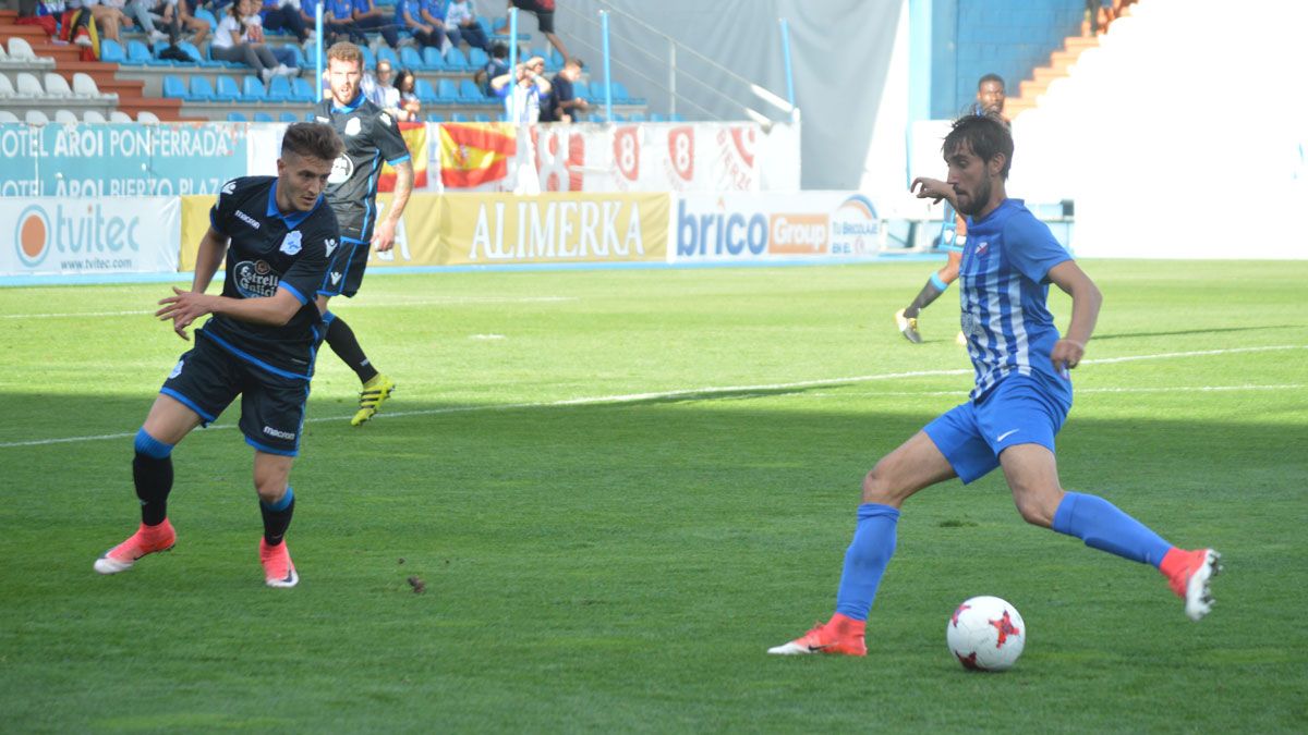 Jorge García intenta filtrar un pase durante el partido de la primera vuelta. | A. CARDENAL