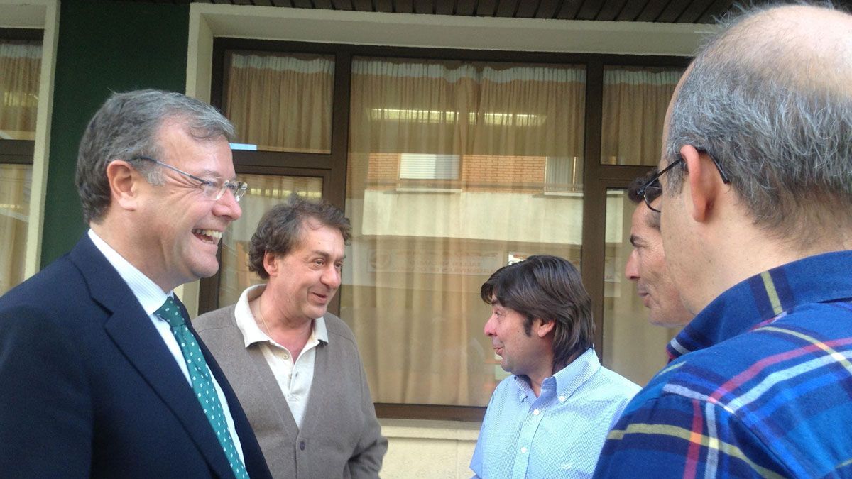 Antonio Silván durante la reunión con representantes de las juntas vecinales de León.