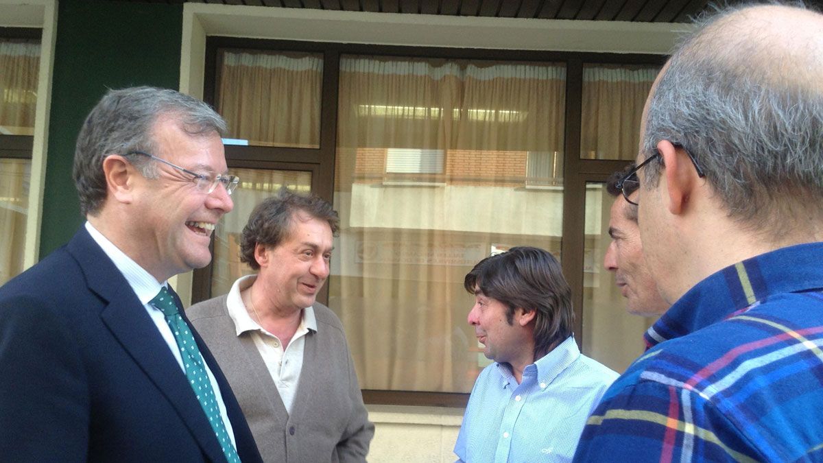 Antonio Silván durante la reunión con representantes de las juntas vecinales de León.