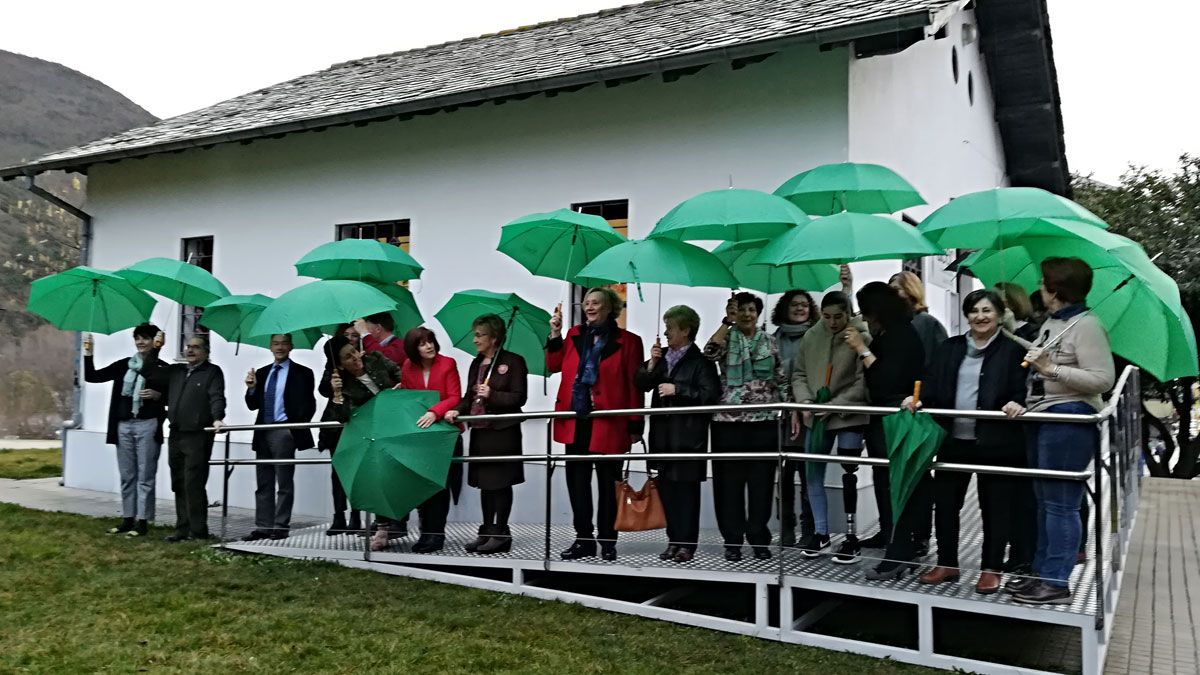 La nueva sede en su apertura con paraguas de color verde, símbolo de la agrupación. | M.I.