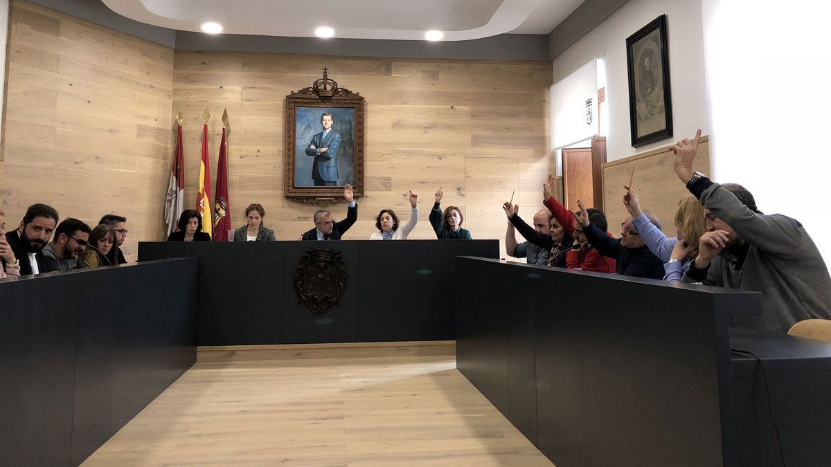 Sólo los concejales del PSOE dieron por buenas las cuentas generales del consistorio para el ejercicio 2018. | ABAJO
