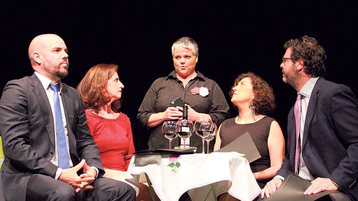 Los cinco actores de la compañía madrileña Existir que protagonizan ‘El desgarro’, entre los que se encuentra la leonesa Ana Marcos. | DANI JIMÉNEZ Los cinco actores de la compañía madrileña Existir que protagonizan ‘El desgarro’, entre los que se encuentra la leonesa Ana Marcos. | DANI JIMÉNEZ