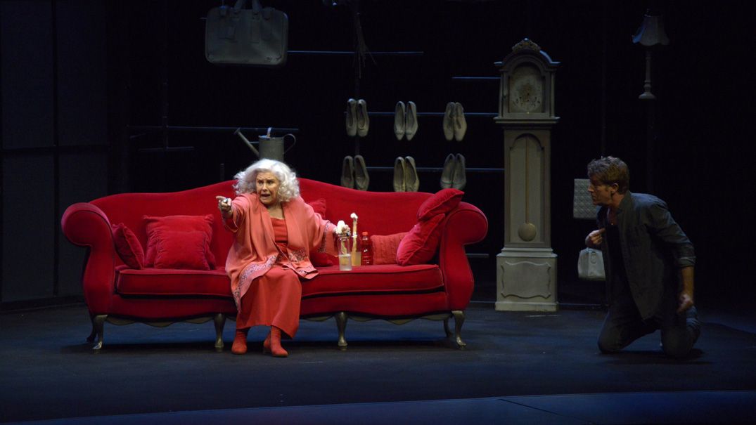 Un momento de la representación en León de ‘Velocidad del otoño’, con Juanjo Artero y Lola Herrera. | MAURICIO PEÑA