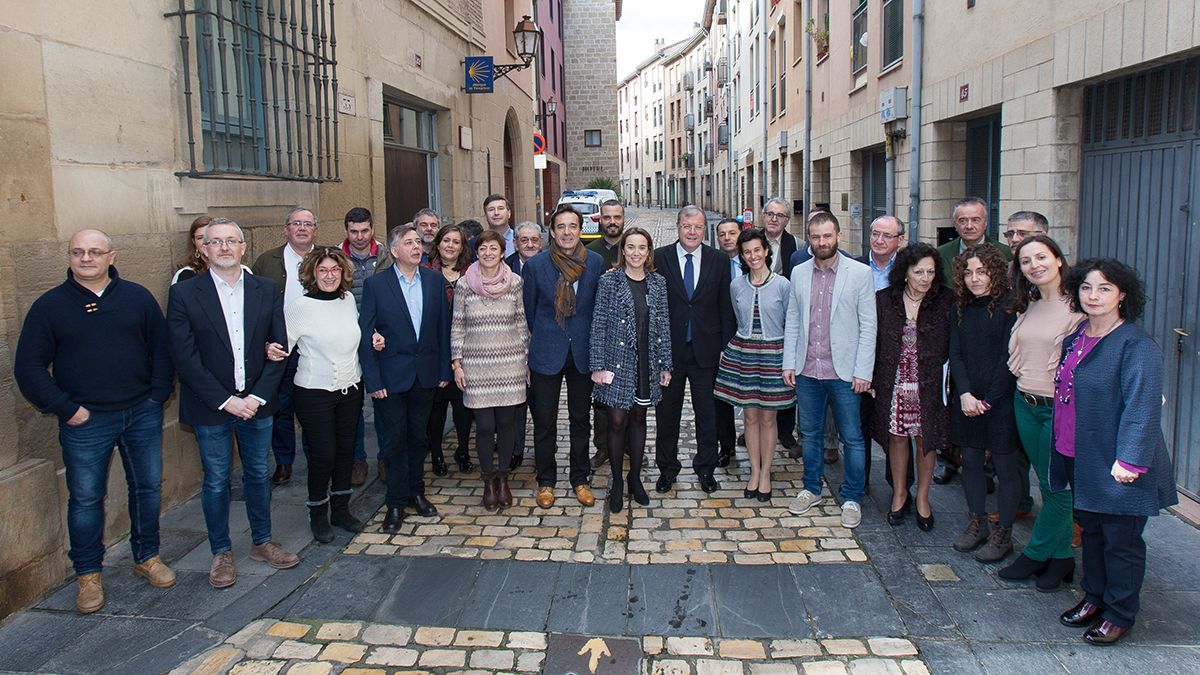 Reunión del comité creado este viernes en Logroño, con Antonio Silván en el centro de la imagen. | L.N.C.