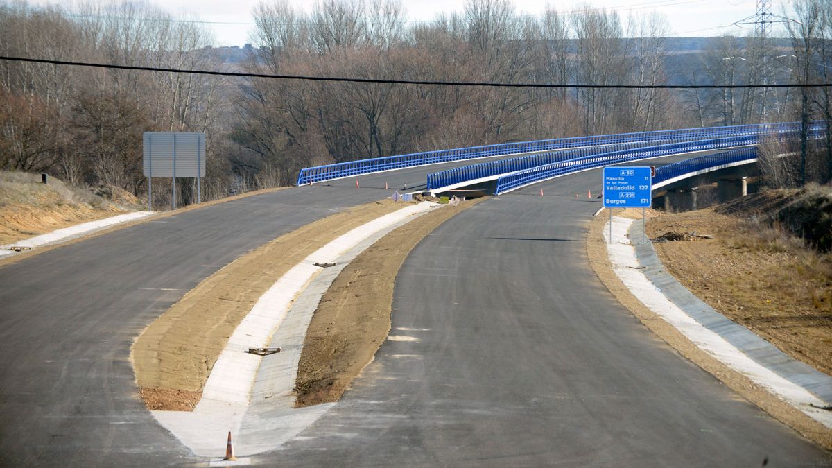 Aspecto que presenta el tramo de la A-60 que está en obras. | MAURICIO PEÑA
