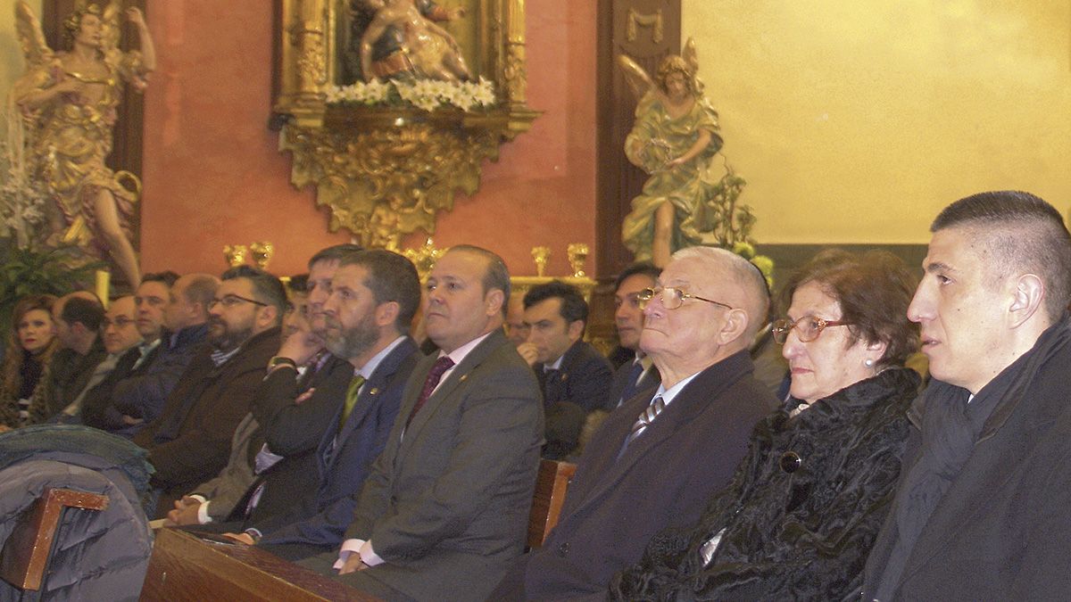 Santos Pintor Machín (tercero por la derecha) junto a su esposa, Ceci, y a su hijo, Javi, durante el homenaje. | L.N.C. Santos Pintor Machín (tercero por la derecha) junto a su esposa, Ceci, y a su hijo, Javi, durante el homenaje. | L.N.C.