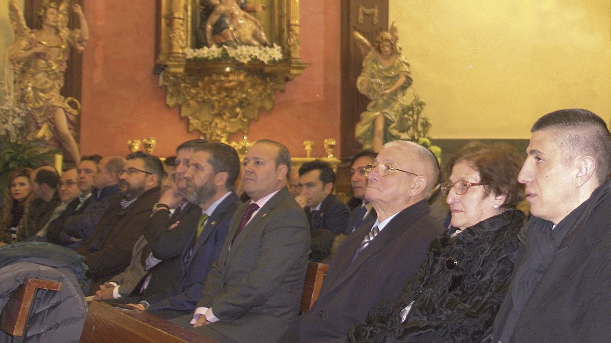 Santos Pintor Machín (tercero por la derecha) junto a su esposa, Ceci, y a su hijo, Javi, durante el homenaje. | L.N.C.