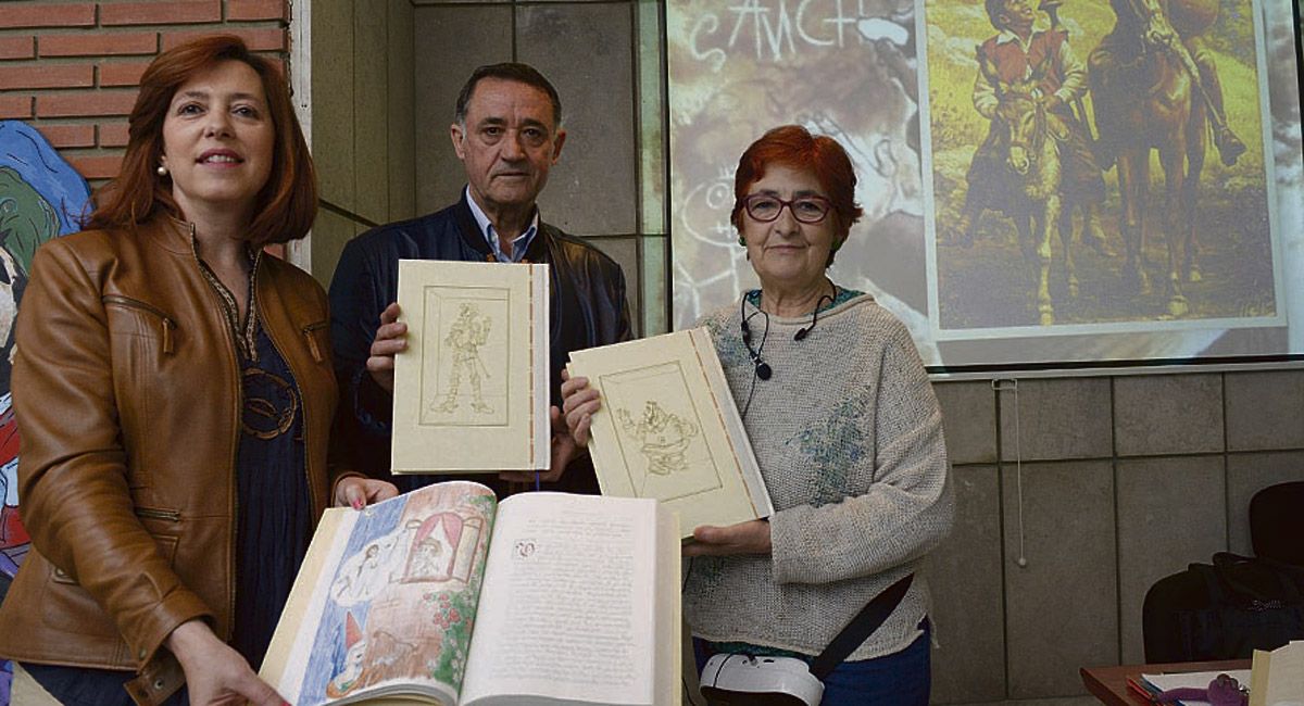 Maite López, Rufino Cerdeño y Celeste Méndez con la edición manuscrita del Quijote. | MAURICIO PEÑA