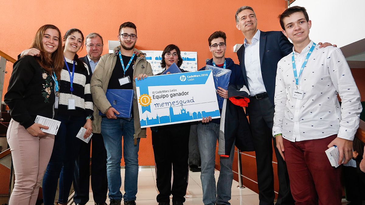 El alcalde de León, Antonio Silván, asiste a la entrega de los premios de la competición por equipos leoneses y vallisoletanos entre colegios ‘Codewars’, organizado por la empresa HP. | ICAL