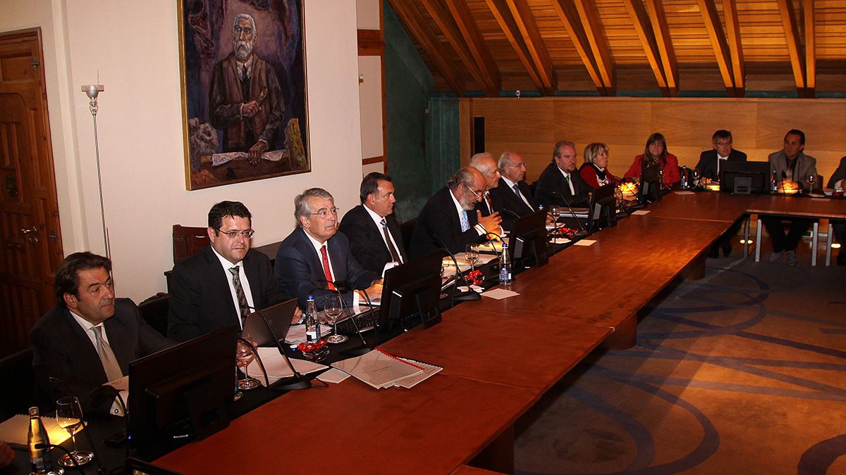 Imagen de archivo de uno de los Consejos de Administración de la Caja presidido por Santos Llamas en 2010. | ICAL