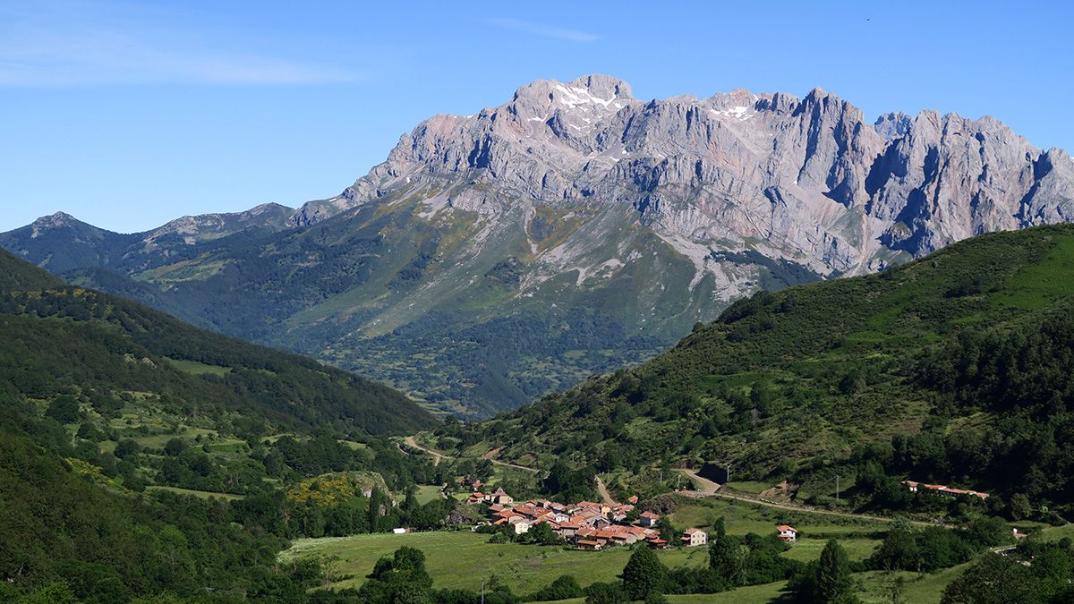 La conexión entre Asturias, Cantabria y León ha tenido siempre una barrera física, Picos de Europa. | EDUARDO MARGARETO (ICAL)