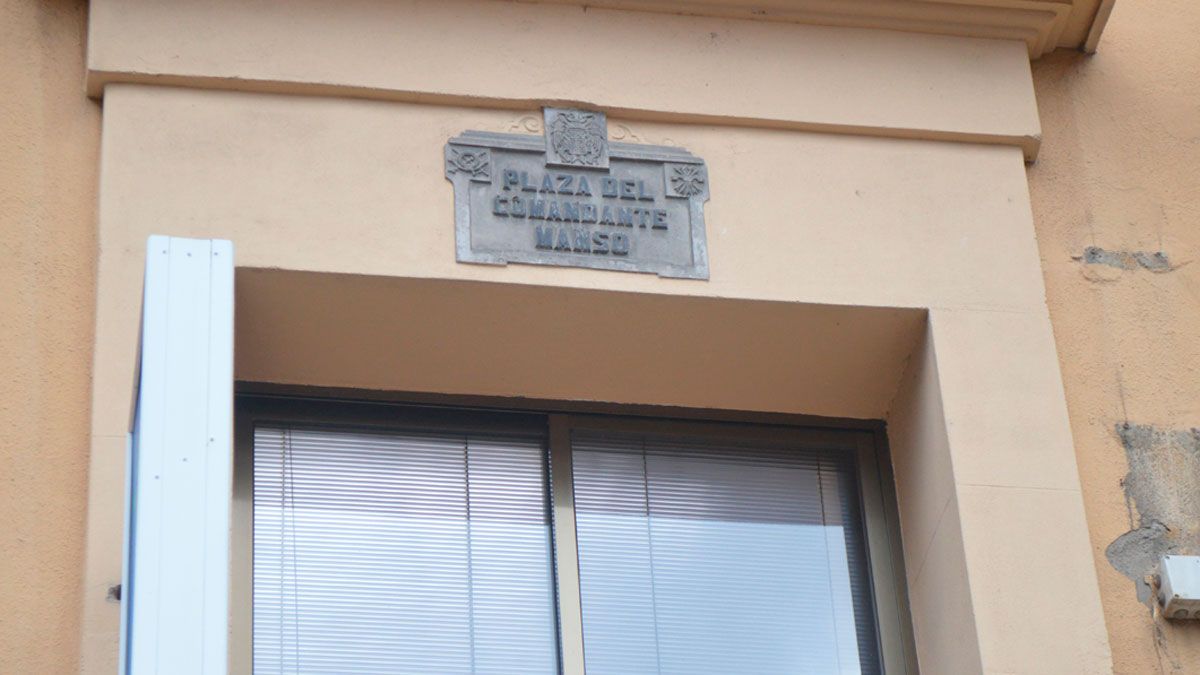 Placa en Ponferrada en referencia al Comandante Manso.