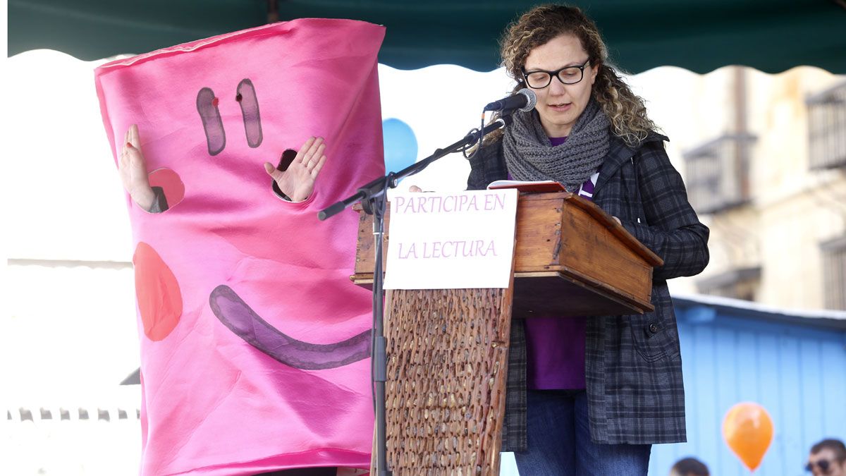 Los trabajadores de Everest organizan diversas actividades entre las que se encuentra la lectura continuada del Quijote con motivo de la celebración del Día del Libro. | CARLOS S. CAMPILLO