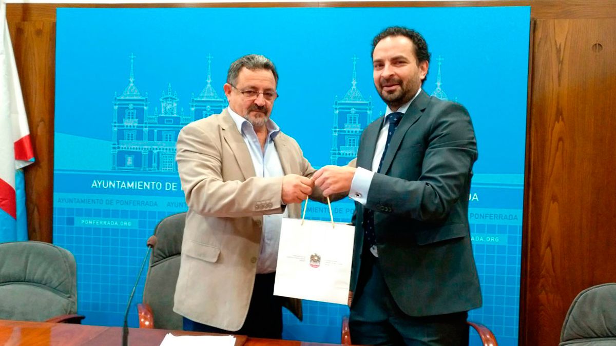 Folgueral y el concejal de Comercio de Ponferrada presentando sus contactos con Emiratos Árabes. | MAR IGLESIAS