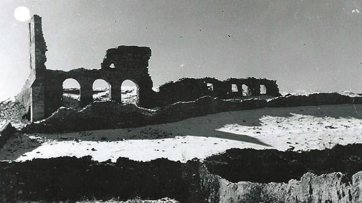 El convento de Carmelitas Descalzos de La Bañeza cuando aún conservaba algunas de sus tapias y paredes, en la actualidad ya no hay absolutamente nada.