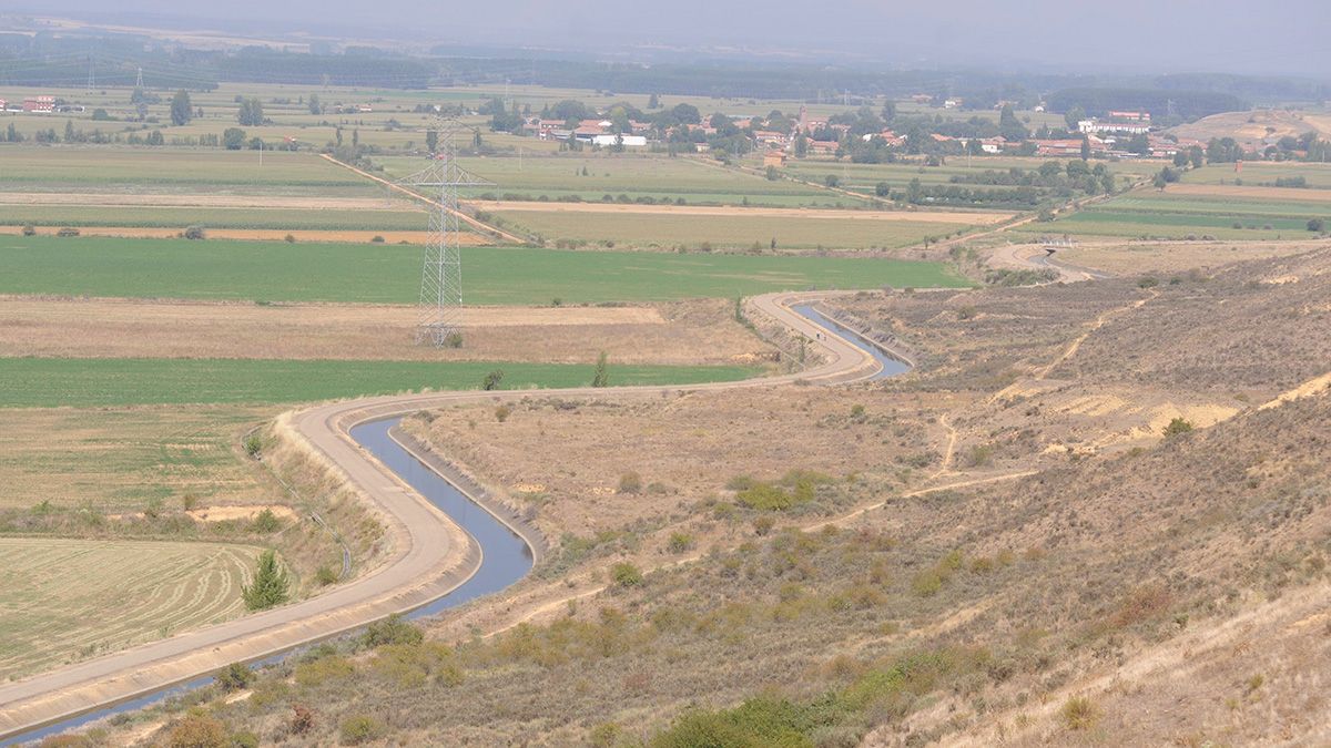 Un canal de riego en una imagen de archivo. | DANIEL MARTÍN Un canal de riego en una imagen de archivo. | DANIEL MARTÍN