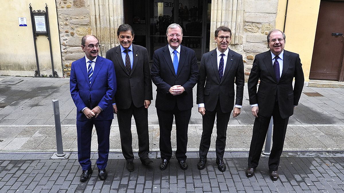 Los cuatro presidentes autonómicos antes de la reunión, junto al alcalde de León, Antonio Silván. | DANIEL MARTÍN