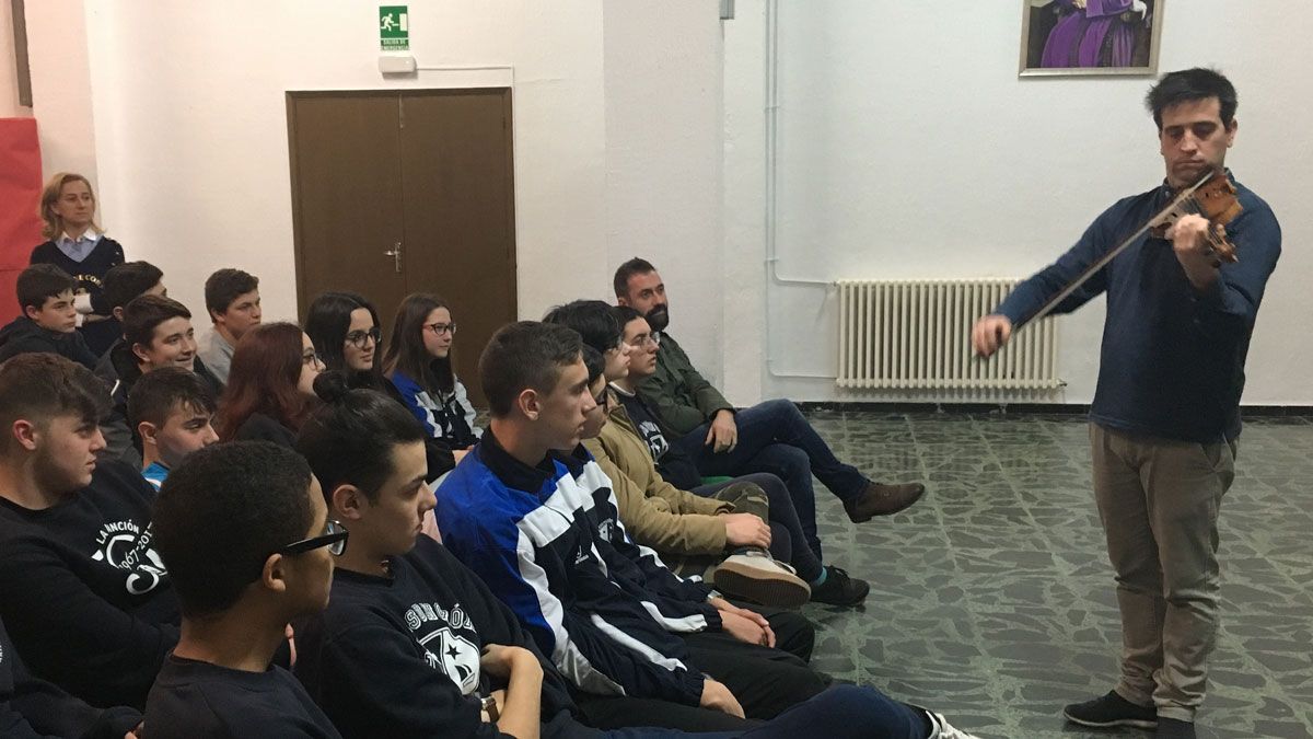 Bombín durante el encuentro con los alumnos.