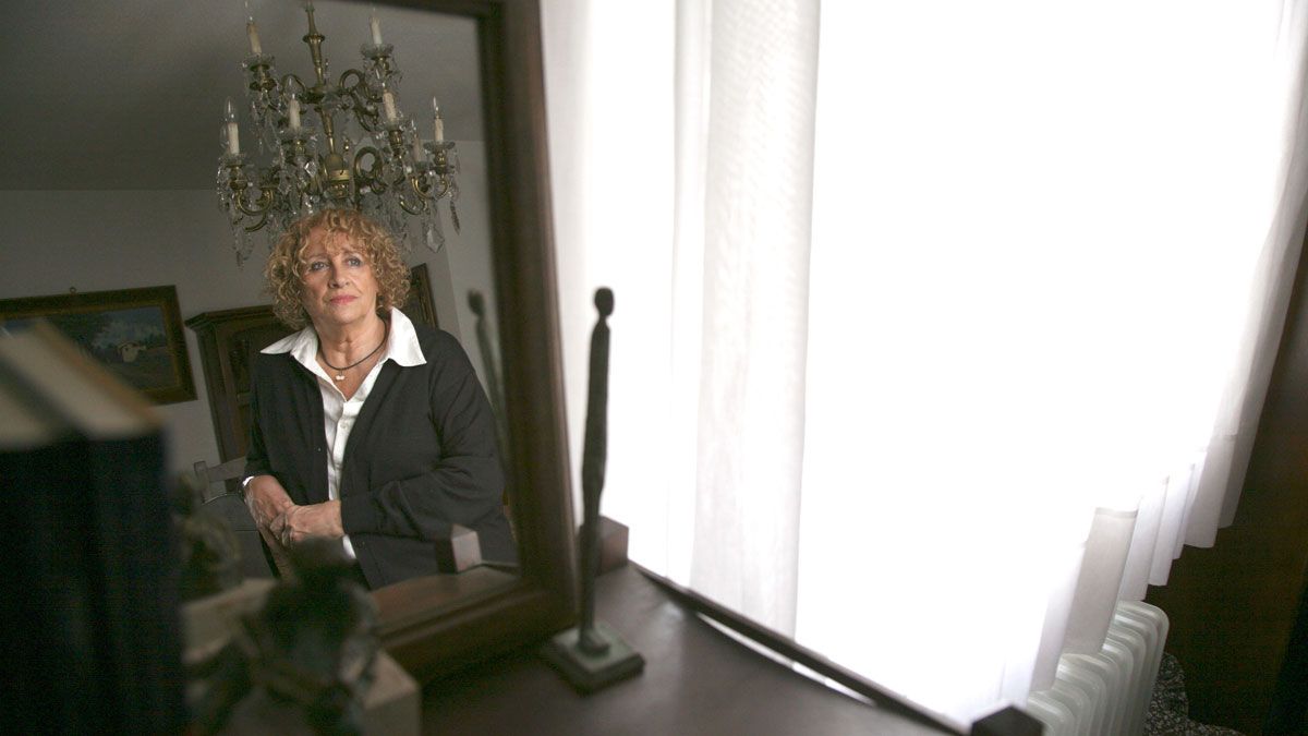 Elena Santiago en su domicilio de Valladolid.| EDUARDO MARGARETO (ICAL)