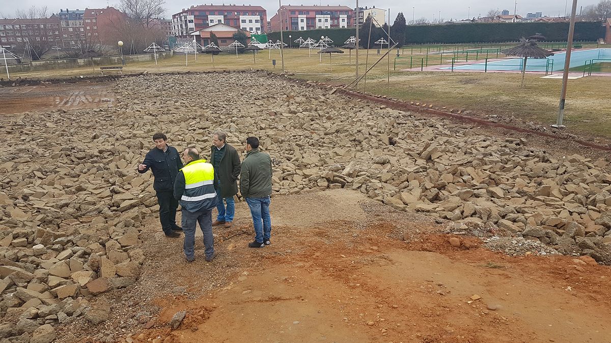 El alcalde, Manuel García, en las instalaciones donde se están realizando las obras. | L.N.C.