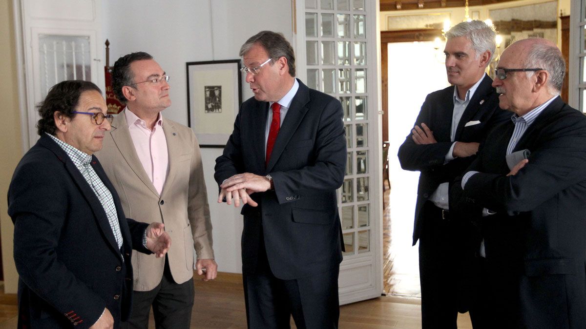El candidato del PP a la Alcaldía de la capital leonesa, Antonio Silván, mantiene un encuentro con los representantes de la Casa de León en Madrid. | JUAN LÁZARO
