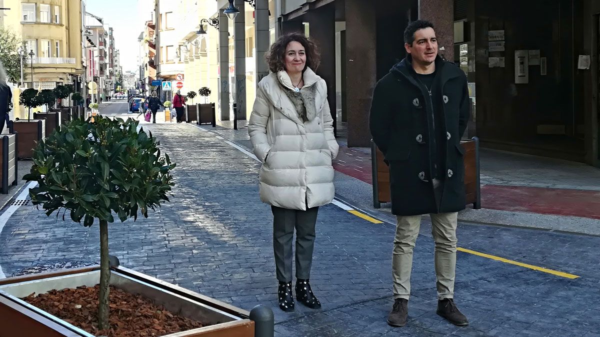La alcaldesa y el concejal de Obras paseando por la calle remodelada. | MAR IGLESIAS