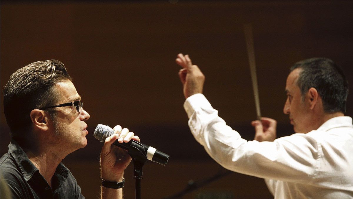 Santiago Auserón durante un ensayo con la Oscyl del concierto celebrado en 2014 en elAuditorio Miguel Delibes de Valladolid. | MIRIAM CHACÓN (ICAL)