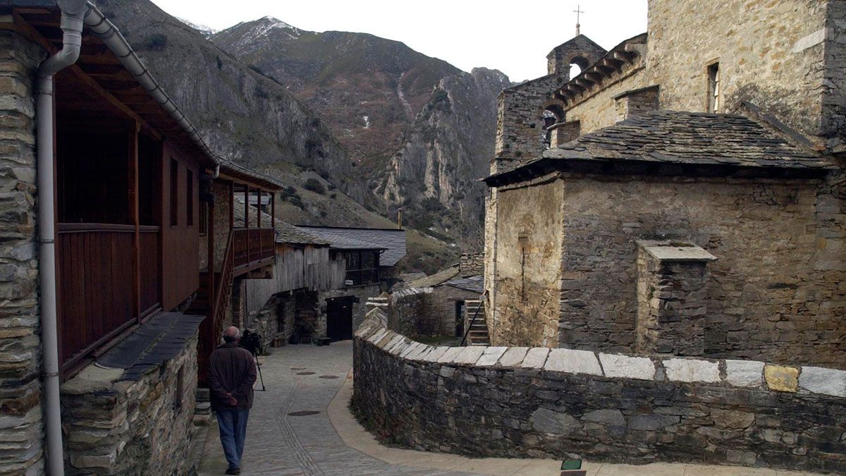 La localidad berciana de Peñalba de Santiago. | CÉSAR SÁNCHEZ (ICAL)