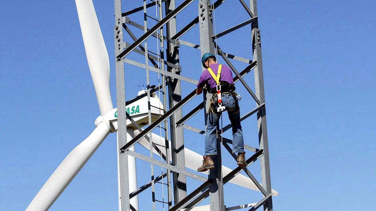 Un operario colocando una torre eólica. | ICAL