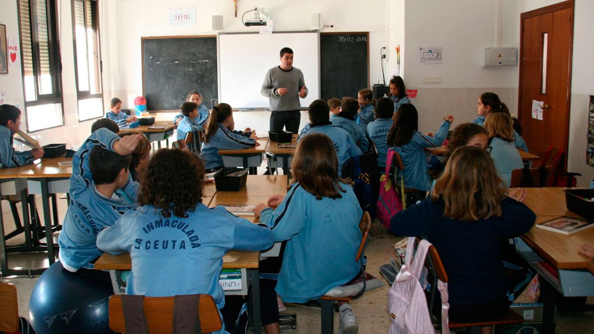Villanueva ante los 300 alumnos en el colegio de Ceuta. | L.N.C.