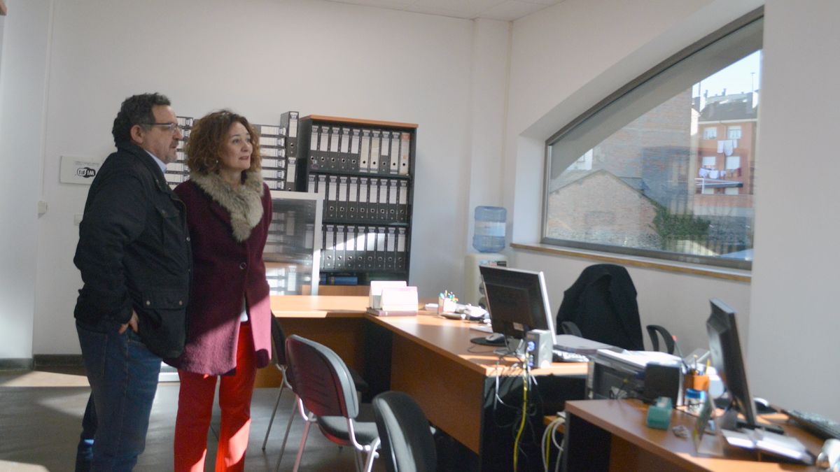 El concejal Carlos Fernández y la alcaldesa de Ponferrada, en la visita a la oficina.| D.M.