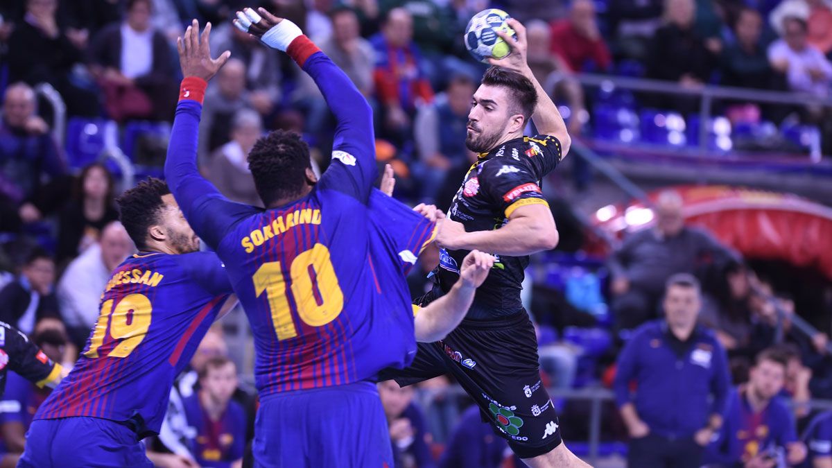 Juanjo Fernández realiza un lanzamiento frente al Barcelona. | JAVIER QUINTANA