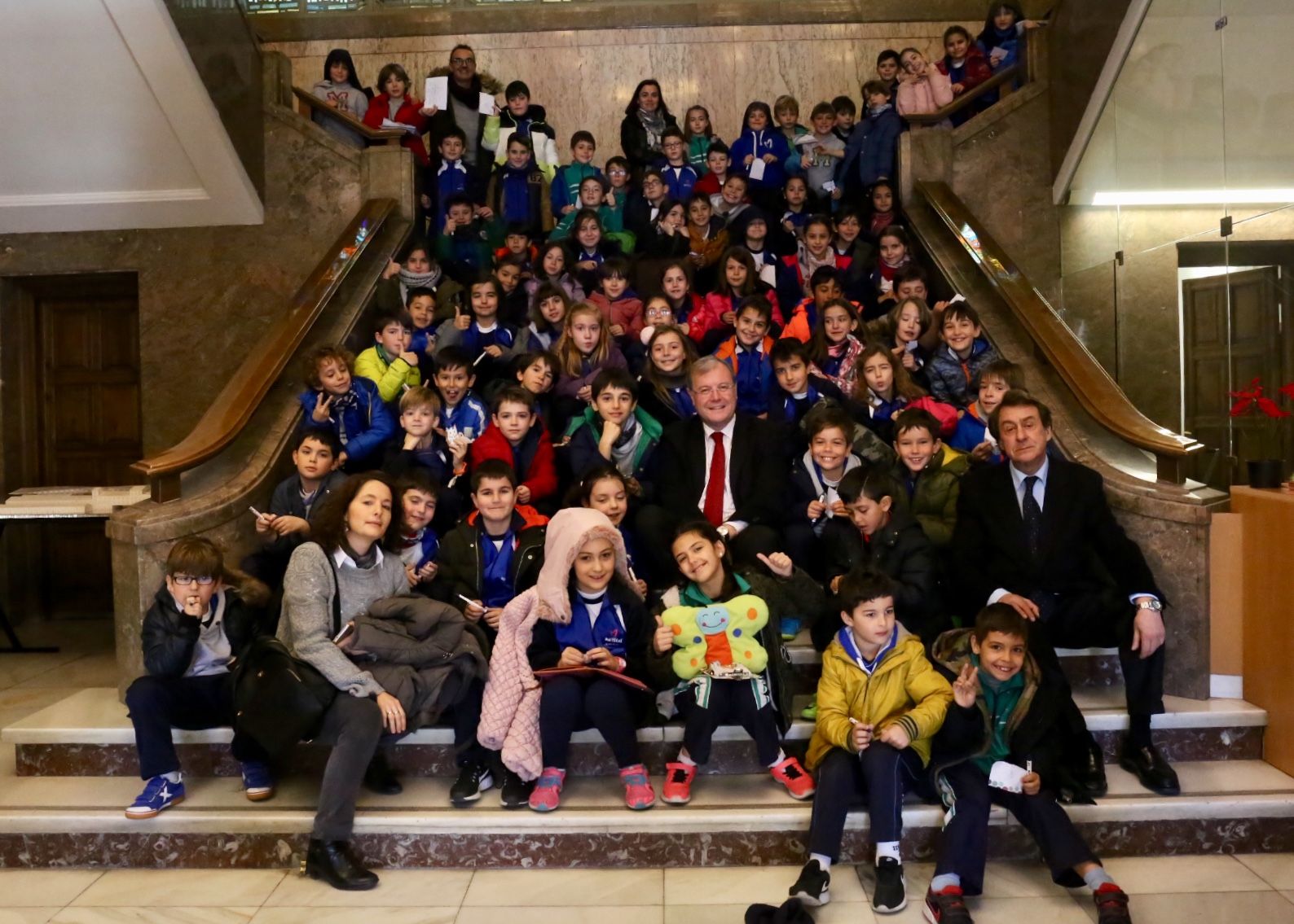 Imagen de familia de Silván y García Prieto con los alumnos de Maristas y sus profesores. | L.N.C. Imagen de familia de Silván y García Prieto con los alumnos de Maristas y sus profesores. | L.N.C.