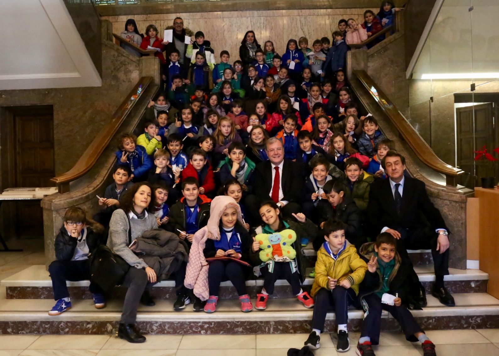 Imagen de familia de Silván y García Prieto con los alumnos de Maristas y sus profesores. | L.N.C.