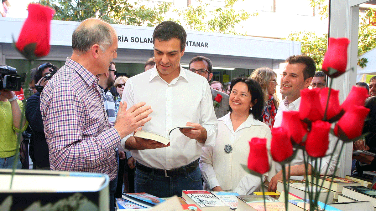 Valentín Carrera entrega a Pedro Sánchez un ejemplar de ‘El señor de Bembibre’, ayer durante la Feria. | César Sánchez (Ical)