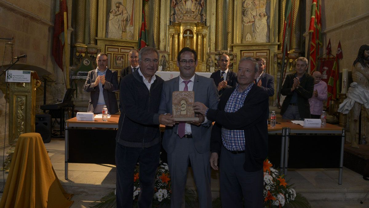 El alcalde, Luis Alberto Llorente, flanqueado por Nino Fernández y Víctor M. Ferrer, durante la entrega del premio de 2016. | MAURICIO PEÑA