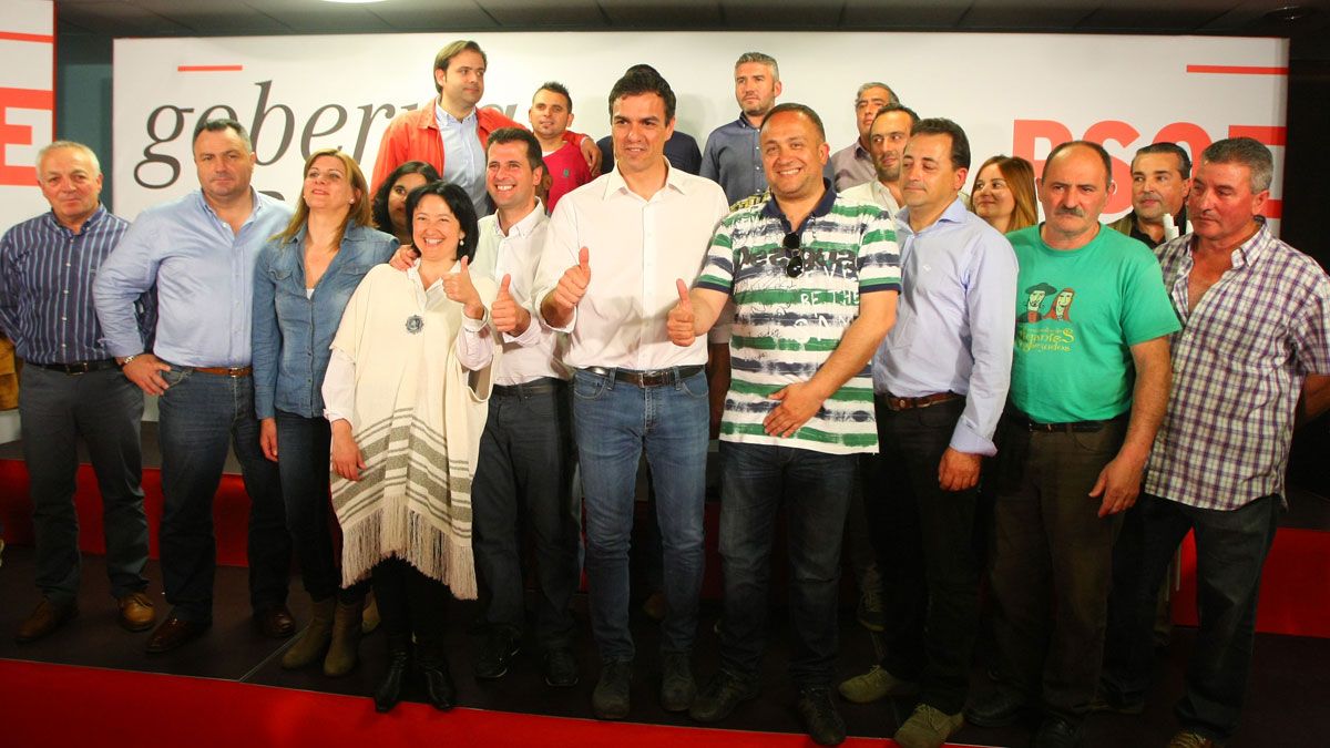 Pedro Sánchez, junto a Ángela Marqués y a Luis Tudanca y a otros integrantes del partido. | C. Sánchez (Ical)